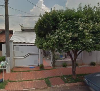 IMOVEL URBANO, SITUADO NA TRAVESSA PETÚNIA, N.º 97, BAIRRO SINHÁ STELA, NA CIDADE DE NOVA ANDRADINA-MS, COM BENFEITORIAS