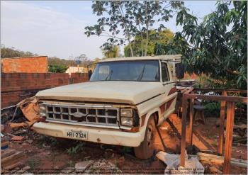 VEÍCULO FORD, MODELO F-4000, 1981/1981, PNEUS RUINS, SEM BATERIA, CARROCERIA EM PÉSSIMAS CONDIÇÕES, SEM FUNCIONAMENTO HÁ MAIS DE 3 ANOS.