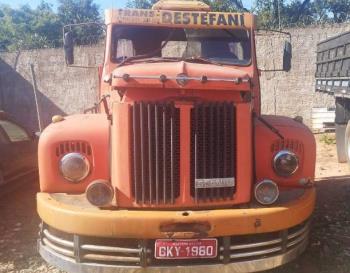 VEÍCULO MARCA SCANIA, TIPO CAMINHÃO TRATOR, ANO DE FABRICAÇÃO E MODELO 1979/1980, COR LARANJA, PLACAS HTA-GKY-1980, NÚMERO DE IDENTIFICAÇÃO VEICULAR (NIV) 3207477.