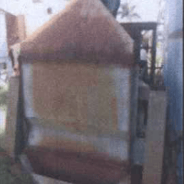 UMA MÁQUINA AGRÍCOLA DE PRÉ LIMPEZA, MARCA YORK, COM SISTEMA VIBRATÓRIO, COR VERDE, COM DOIS MOTORES PARA FUNCIONAMENTO