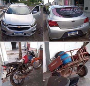 UMA MOTOCICLETA, HONDA, CG 160 START, VERMELHA, 2016-2016, UM SEMIREBOQUE MARCA ELEVAMOTOS, PRATA, 2012/2012 E UM VEÍCULO CHEVROLET, ONIX 1.0 MT LT, PRATA, 2018/2019