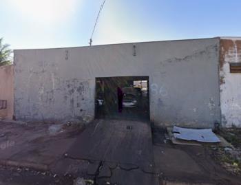 UM PRÉDIO EM ALVENARIA, TIPO GALPÃO PARA FINS COMERCIAIS, COM COBERTURA DE ALUMÍNIO, EM BOM ESTADO DE CONSERVAÇÃO, COM CERCA DE 360 M2 DE ÁREA CONSTRUÍDA