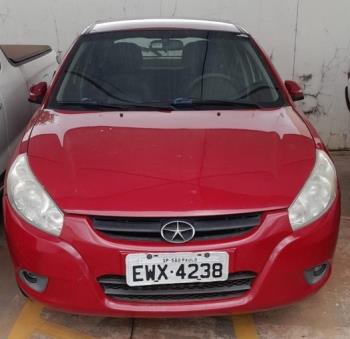 UM VEÍCULO MARCA JAC, MODELO J3, 2011/2012, VERMELHO, PLACAS: EWX4238, SÃO PAULO-SP, CHASSI: LJ12EKR15C4374131, MOTOR: HFC4EB13DB3461100 E RENAVAM: 378678655, EM BOM ESTADO DE CONSERVAÇÃO E FUNCIONAMENTO