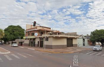 UM SALÃO COMERCIAL DE APROXIMADAMENTE 304,92 M2 E UM GALPÃO COMERCIAL MEDINDO 280,72 M2, COM ESTRUTURA METÁLICA E TELHAS DE ZINCO, SEM LAJE EM CORUMBÁ-MS