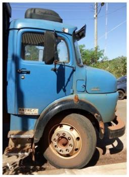 CAMINHÃO MERCEDES BENZ MODELO L 1113 - OBSERVAÇÃO: O VEÍCULO PODERÁ SER VISTORIADO JUNTO AO EXECUTADO SR. ADINEI HIPÓLITO DA SILVA, À RUA JOSÉ CHAGAS FREITAS, Nº 151, BAIRRO JARDIM MINAS GERAIS - CEL: (67) 8127-2907.